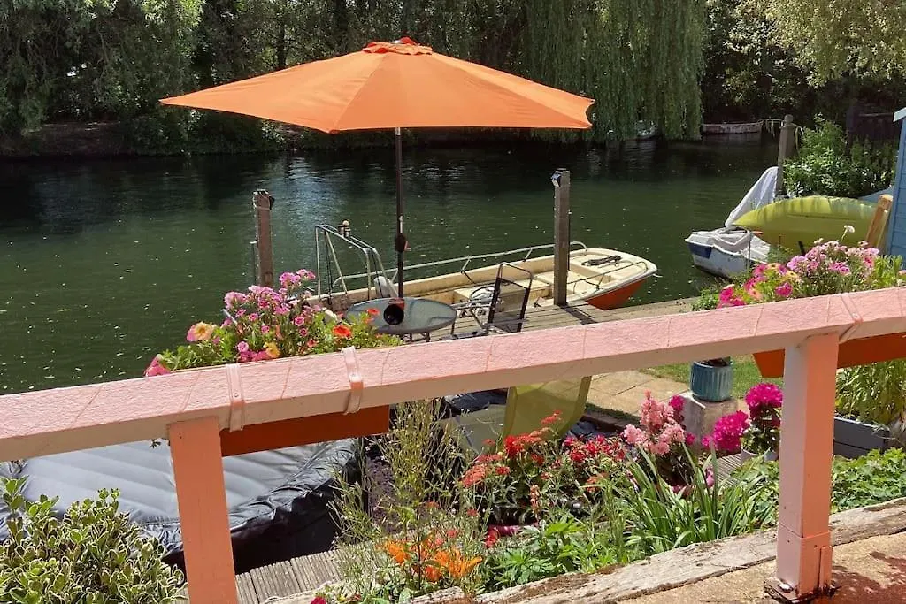 Apartment Idyllic Island Cottage With Boat Hampton