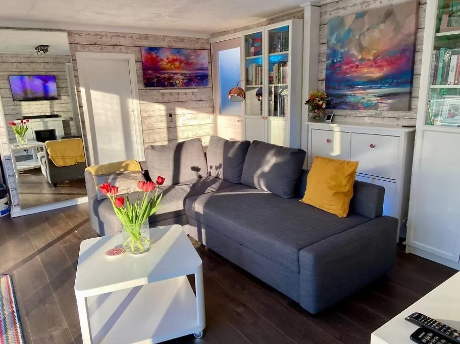 Apartment Idyllic Island Cottage With Boat Hampton United Kingdom