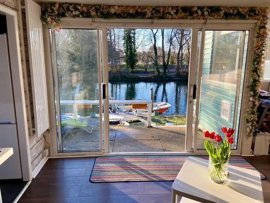Idyllic Island Cottage With Boat Hampton United Kingdom