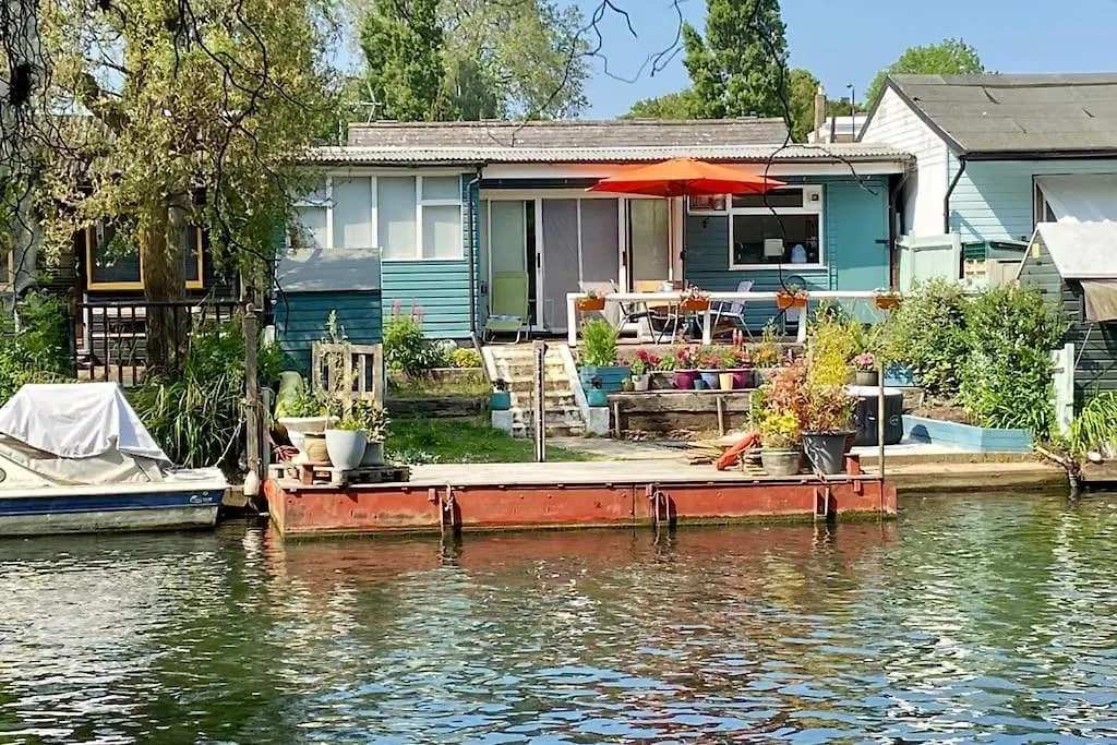 Idyllic Island Cottage With Boat Hampton United Kingdom